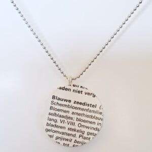 Ketting met papieren hanger, blauwe zeedistel, duurzaam sieraad