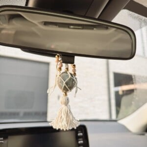 Labradoriet hanger voor in de auto: bescherming en intuïtie onderweg