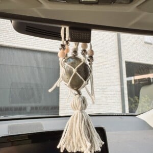 Labradoriet hanger voor in de auto: bescherming en intuïtie onderweg
