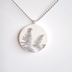 Lichtgewicht ketting met papieren hanger met adelaarsvaren afbeelding, duurzaam sieraad, ⁸