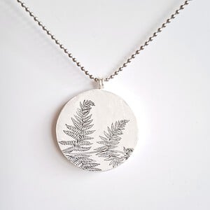 Lichtgewicht ketting met papieren hanger met adelaarsvaren afbeelding, duurzaam sieraad,  ⁸