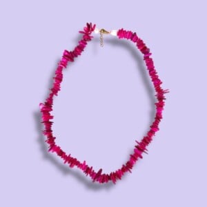 Fuchsia schelpen ketting met zoetwaterparel details