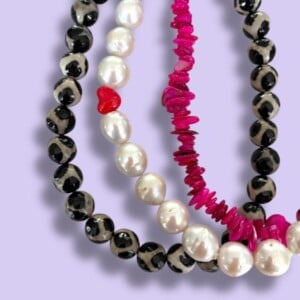 Fuchsia schelpen ketting met zoetwaterparel details