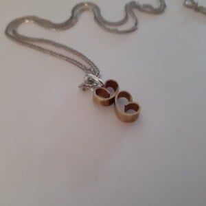 Messing hartjes aan zilveren ketting