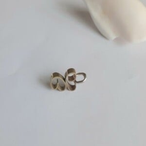Messing hartjes aan zilveren ketting