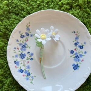 Micro Gehaakte Madelief Broche