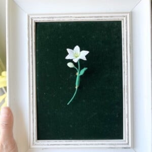 Micro gehaakte Lelie Bloemenbroches