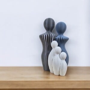 Modern 3d geprint beeldje gezin met 3 kinderen