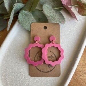 Moderne roze epoxy oorbellen