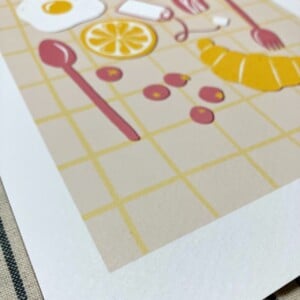Ontbijt op bed kunstprint – vrolijke food illustratie in zachte kleuren | A4 poster 21x30 cm