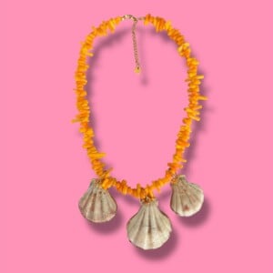 Ketting van faux koraal oranje met schelpen hangers/bedels