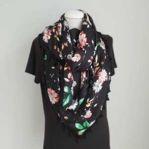 Polyester 3-hoek sjaal met kwastjes (zwart | bloemen)