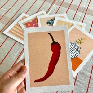 Rode chilipeper kunstkaart - pittige en minimalistische illustratie voor keuken | A6 print 10x15 cm