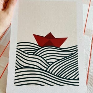 Rood bootje op golven kunstprint – rustgevende zee illustratie | A4 poster 21x30 cm
