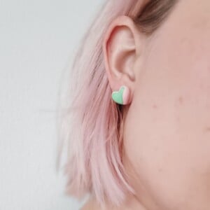 Roze met groene marmer hartjes oorbellen