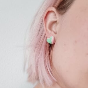 Roze met groene marmer hartjes oorbellen