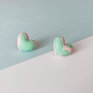 Roze met groene marmer hartjes oorbellen