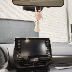 Rozenkwarts hanger voor in de auto: liefdevolle energie voor onderweg