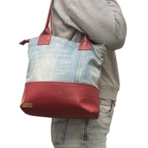 Stoere handgemaakte shopper van gerecycled denim & donkerrood leer – uniek & duurzaam