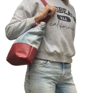Stoere handgemaakte shopper van gerecycled denim & donkerrood leer – uniek & duurzaam