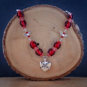 Tranen & Troost, Ketting met hartslot en rood koraal