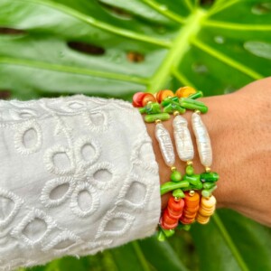 Handgemaakte tropische ocean armbanden met schelpkralen en zoetwaterparel