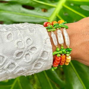 Handgemaakte tropische ocean armbanden met schelpkralen en zoetwaterparel