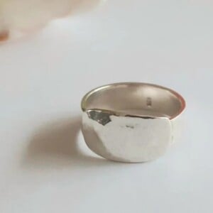 Unieke zilveren ring met gehamerde zegel