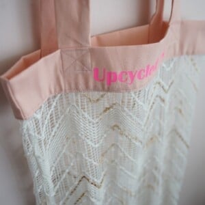 Upcycled tas vintage jaren 70 vitrage met roze opdruk