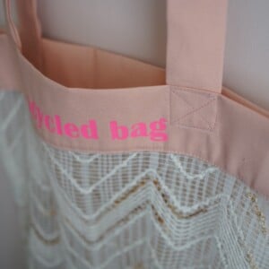 Upcycled tas vintage jaren 70 vitrage met roze opdruk