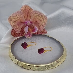 Vergulde oorbellen met kristallen hangers - fuchsia