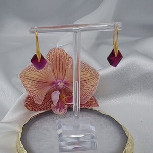 Vergulde oorbellen met kristallen hangers - fuchsia