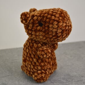 Vriendelijke Capybara knuffel, gehaakt in velvet garen, geschikt voor kinderen onder de 3jaar
