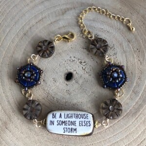 Vuurtoren armband met inspireerende text "be a lighthouse in someone elses storm"