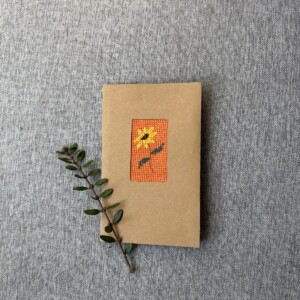 Handgeborduurde wenskaart zonnebloem