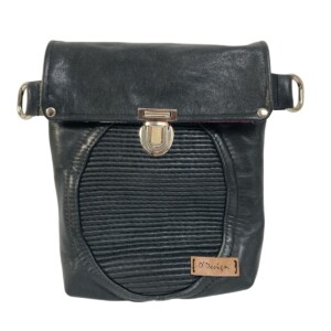 Stoere zwarte leren schoudertas van vintage motorjack met vrolijke felroze bloemige voering