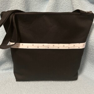 Zwarte tas met geborduurd hondje