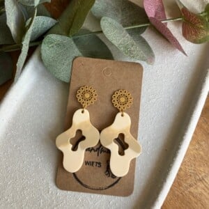 Epoxy oorbellen - beige/bruin