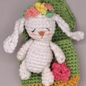 gehaakte knuffel bijenmeisje met konijntje in draagmandje