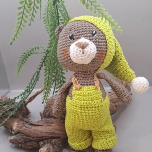 gehaakte knuffel bruine beertje met tuinbroek en grote muts