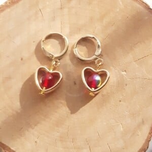 Unieke oorbellen: Rood/goud love hartje: Handgemaakt met glazen kralen