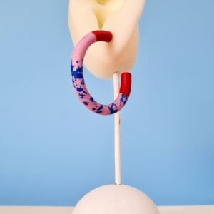 handgemaakte gespikkelde hoepeloorbellen uit polymeer klei in verschillende kleurencombinaties