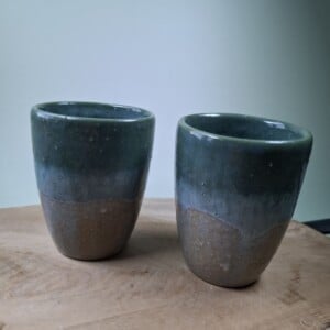 2 keramiek koffiebekers Sage