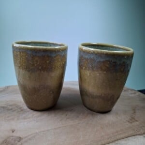 2 keramiek koffiebekers Zand