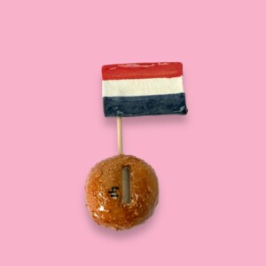Bitterbal met vlaggetje van keramiek om op te hangen