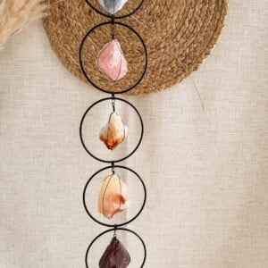 Chakra hanger met amethist, sodaliet, blauwe calciet, rozenkwarts, citrien, oranje calciet en rode tijgeroog – voor balans en energie in huis
