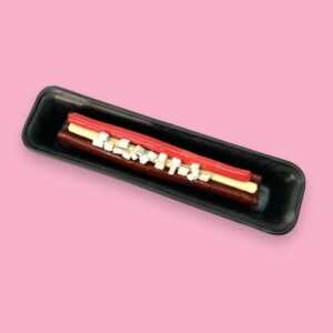 Frikandel speciaal van keramiek om op te hangen