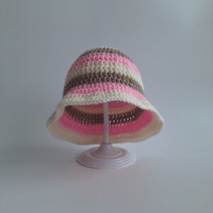 Gehaakt baby zonnehoedje 'Roze, crème en beige'