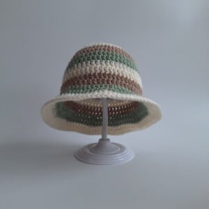 Gehaakt baby zonnehoedje 'Sage, crème en beige'