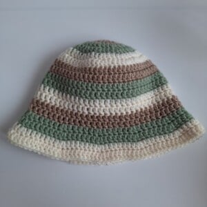 Gehaakt baby zonnehoedje 'Sage, crème en beige'